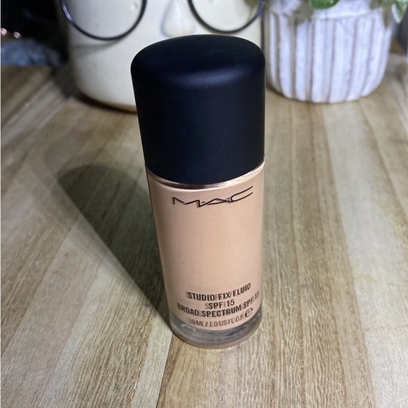 Mac Studio Radiance Foundation MTIPLE SHADES AVAILA… - Picture 2 of 2